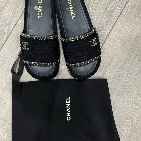 Chanel Slides - Picture 2 of 4